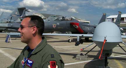 En 2007, l'armée américaine a envoyé au Bourget une sélection de ses meilleurs pilotes et appareils. 

		(Photo: Marc Verney/RFI)
