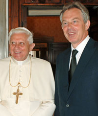 Le Premier ministre britannique Tony Blair et le pape Benoît XVI se sont rencontrés samedi 23 juin au Vatican.(Photo : Reuters)