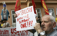 Plus d'un millier d'opposants se sont rassemblés pour protester avant l'arrivée du président George W. Bush à Prague. 

		(photo : reuters)