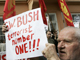 Manifestant contre le projet d'implantation d'une station radar anti-missile américaine en République tchèque, des centaines d'opposants se sont rassemblés pour protester avant l'arrivée du Président George W. Bush à Prague. 

		(photo : reuters)