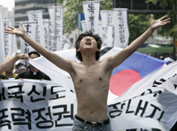 Dimanche 10 juin, dans les rues de Séoul, les Coréens célèbrent la démocratie. 

		(Photo : Reuters)