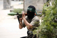 Un militant palestinien du Hamas, le 13 juin à Gaza, avant l'attaque du quartier général des forces loyales au président Mahmoud Abbas. 

		(Photo : Reuters)
