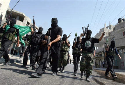 Au soir d'une nouvelle journée de violences dans la bande de Gaza, que le Hamas contrôle presque entièrement, Abbas a limogé le gouvernement d'union palestinien et décrété l'état d'urgence dans la bande de Gaza et en Cisjordanie. &#13;&#10;&#13;&#10;&#9;&#9;(Photo : AFP)