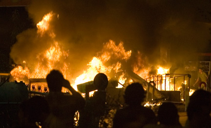 Une station-service a été incendiée lors d'une manifestation au nord-ouest de Téhéran.(photo : Reuters)