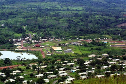 Dans cette ville de Mounana, au Gabon, une vingtaine de maisons doivent être détruites, à la suite de recommandations de l'AIEA (Agence internationale de l'énergie atomique). (Photo : AFP)