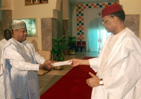 Le Premier ministre nigérien Amadou Hama (à gauche) a remis vendredi 1er juin sa lettre de démission au président Mamadou Tanja. 

		(Photo : AFP)