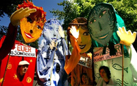 Des altermondialistes ont organisé une manifestation symbolique, en brandissant 4 poupées géantes représentant les quatre éléments (terre, feu, air, eau) pour protester contre la réunion de l’OMC à Potsdam, le 19 juin 2007. (Photo : AFP)