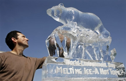 Ours polaire sculpté dans la glace, 40 % de la population mondiale est concernée par la fonte de la glace et de la neige. (Photo : AFP)