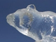 Ours polaire sculpté dans la glace. 

		(Photo : AFP)