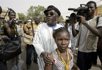Le cinéaste sénégalais Sembène Ousmane et la jeune actice Traore Vinolia Yassimina, à Ouagadougou, le 27 février 2005.  

		(Photo : AFP)