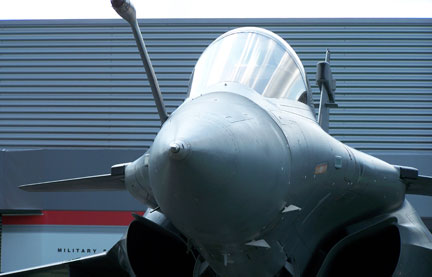 Gros plan sur le <i>Rafale C</i>, fleuron du groupe Dassault Aviation. 

		(Photo: Marc Verney/RFI)