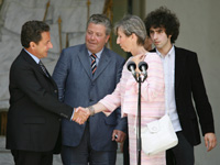 Fraîchement élu, Nicolas Sarkozy a tenu à recevoir la veuve du juge Bernard Borrel. C'était le 19 juin 2007.(Photo : Reuters)