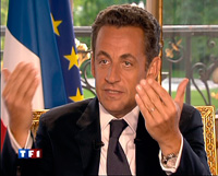 Le président français Nicolas Sarkozy interviewé par des journalistes de TF1 au palais de l'Elysée.(Photo : Reuters)