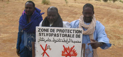 Membres d'une association d'Hassi Chagar, impliqués dans la lutte contre la dégradation des sols.( Photo : M. Rivière/RFI )