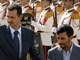 Le président iranien Mahmoud Ahmadinejad ( d ) en visite officielle en syrie est acceuilli par son homologue Bashar - al - Assad (g )( Photo : Reuters )