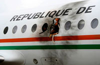 L'avion du Premier ministre ivoirien après avoir été atteint par des roquettes à Bouaké.(Photo : Reuters)