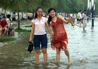 La Chine est victime de terribles inondations. Au centre de la ville de Wuhan Hankou, dans la province d'Hubei, les habitants circulent au milieu des eaux.(Photo : AFP)