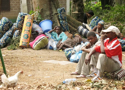 Vingt Pygmées invités au Festival panafricain de musique ont été logés dans le zoo de Brazzaville, «&nbsp;<em>sous le regard des curieux&nbsp;</em>», a dénoncé l'Observatoire congolais des droits de l'Homme (OCDH), soulignant qu'ils «&nbsp;<em>constituent la seule délégation logée dans l'enceinte du parc et dorment sous une tente, sur des matelas à même le sol&nbsp;</em>».(Photo : AFP)