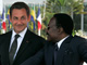 Le président français, Nicolas Sarkozy, accueilli à Libreville par son homologue gabonais, Omar Bongo.(Photo : Reuters)