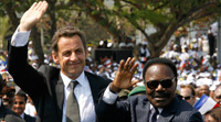 Le président français, Nicolas Sarkozy, et son homologue gabonais, Omar Bongo, saluent la foule à Libreville.(Photo : Reuters)