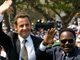 Le président français, Nicolas Sarkozy, et son homologue gabonais, Omar Bongo, saluent la foule à Libreville.(Photo : Reuters)