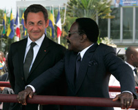 Le président français, Nicolas Sarkozy, accueilli à Libreville par son homologue gabonais Omar Bongo le 27 juillet 2007.(Photo : Reuters)