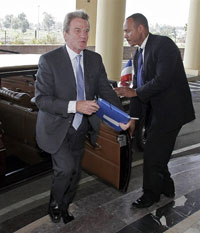 Bernard Kouchner, ministre français des Affaires étrangères, à son arrivée à Addis Abeba, le 26 juillet 2007.(Photo : AFP)