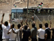 Un bus de prisonniers palestiniens libérés des prisons israéliennes arrive du côté palestinien du checkpoint de Beytounya.(Photo : AFP)