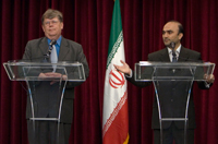 Le vice-président de l'AIEA, Olli Heininen (à gauche), et e secrétaire du Conseil suprême de sécurité nationale (CSSN) chargé des affaires internationales, Javad Vaeedi, le 12 juillet à Téhéran.(Photo : Reuters)