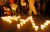 A Séoul, lors d'un rassemblement de soutien aux otages, des Sud-coréens ont écrit avec des bougies : «&nbsp;<em>Pour un retour sain et sauf</em>&nbsp;».(Photo : Reuters)
