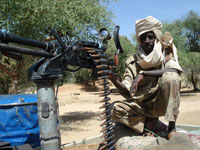 Un rebelle de l'UFDD à la frontière Tchad-Soudan.(Photo : L. Correau/ RFI)
