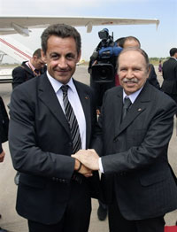 Nicolas Sarkozy accueilli à son arrivée à Alger par son homologue algérien, Abdelaziz Bouteflika.(Photo : AFP)