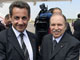 Nicolas Sarkozy accueilli à son arrivée à Alger par son homologue algérien, Abdelaziz Bouteflika.(Photo : AFP)