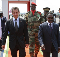 Nicolas Sarkozy accueilli, vendredi, par son homologue gabonais Omar Bongo à l'aéroport de Libreville.(Photo : AFP)