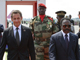 Nicolas Sarkozy accueilli, vendredi, par son homologue gabonais Omar Bongo à l'aéroport de Libreville.(Photo : AFP)