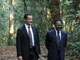 Le président français Nicolas Sarkozy et son homologue Omar Bongo, dans la forêt de la Mondah à Libreville, en juillet 2007.(Photo : AFP)