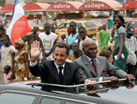 Nicolas Sarkozy rend visite au président sénégalais Abdoulaye Wade à Dakar le 26 juillet.(Photo : Reuters)