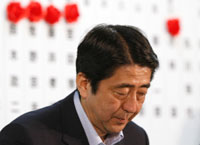 Le Premier ministre japonais Shinzo Abe était apparu déjà abattu lors de sa défaite aux élections sénatoriales, fin juillet. Il quitte aussi la direction de son parti, le PLD.(Photo : Reuters)