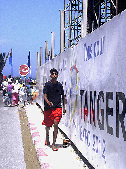 La bannière Tanger 2012 le long d'un immeuble en construction sur le littoral.(Photo : Cerise Maréchaud/RFI )