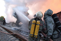 Les secours ukrainiens tentent de maîtriser le nuage de phosphore qui s'est enflammé à la suite d'un accident ferroviaire. (Photo : AFP)