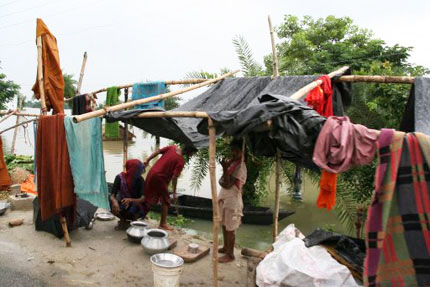 <strong>Entre Muzzafarpur et Darbhanga, au nord est de l'Inde, une famille dans un abri de fortune.<br /></strong>Plusieurs milliers de sinistrés ont trouvé refuge près des routes et des voix ferrées, au dessus du niveau de l'eau, dans des tentes aussi insalubres qu'étroites. 

		(Photo : Mouhssine Ennaïmi / RFI)