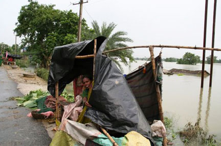 <strong>Toujours sur la route entre Muzzafarpur et Darbhanga, une femme dans son refuge temporaire.</strong> <br />Dans l’urgence, les sinistrés ont fui en abandonnant tout derrière eux. Livrés à eux-mêmes, ils sont obligés de s’abriter avec des bâches et des sacs en plastiques. 

		(Photo : Mouhssine Ennaïmi / RFI)