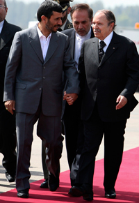 Le président algérien Abdelaziz Bouteflika accueille son homologue iranien Mahmoud Ahmadinejad à son arrivée à Alger.(Photo : Reuters)