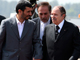 Le président algérien Abdelaziz Bouteflika accueille son homologue iranien Mahmoud Ahmadinejad à son arrivée à Alger.(Photo : Reuters)