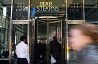 Début août 2007, la maison de courtage Bear Stearns a annoncé que deux de ses « hedge funds » qui gèrent un portefeuille estimé à 20 milliards de dollars, ne valaient presque plus rien.(Photo : AFP)
