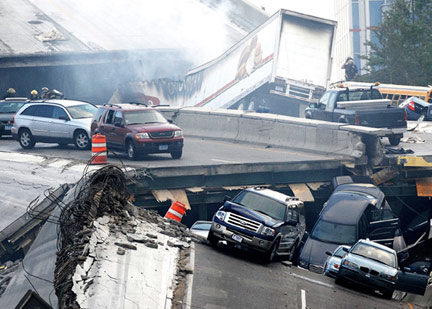 L’effondrement d’un pont à Minneapolis pendant l'heure de pointe mercredi soir, à fait plusieurs morts et des dizaines de blessés.(Photo : Reuters)