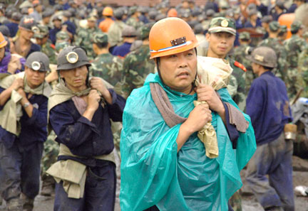 Des sauveteurs faisaient toujours le maximum, le 18 août 2007.(Photo : Reuters)