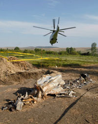 L'hélicoptère du président géorgien, Mikhaïl Saakashvili, survole mardi 07 août, l'endroit où le missile est tombé(Photo : Reuters)