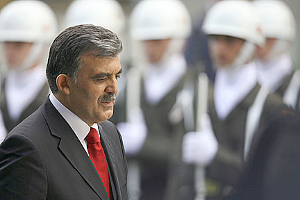 Abdullah Gül après son élection mercredi, passe devant la garde présidentielle. Le chef d’état-major, le général Büyükanit, a mis en garde contre <em>« les plans sournois qui chaque jour apparaissaient pour éroder les principes laïcs du pays. »</em>(Photo : Reuters)