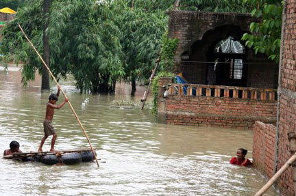 <strong>A Muzzafarpur, les enfants utilisent des bouées en guise de radeau pour se déplacer au milieu des habitations inondées.</strong><br />La région du Bihar (au nord est de l'Inde) est la plus touchée par la mousson exceptionnelle de cette année. Plus de 4 millions de personnes sinistrées. 

		(Photo : Mouhssine Ennaïmi / RFI)